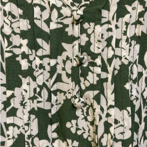 Fun 2 Fun Maley Pleated Green & White Floral Blouse NWT XSmall - Picture 5 of 5